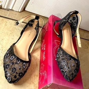 Brand new flats. Didn’t use them at all. Size 9 but fits tiny feet.